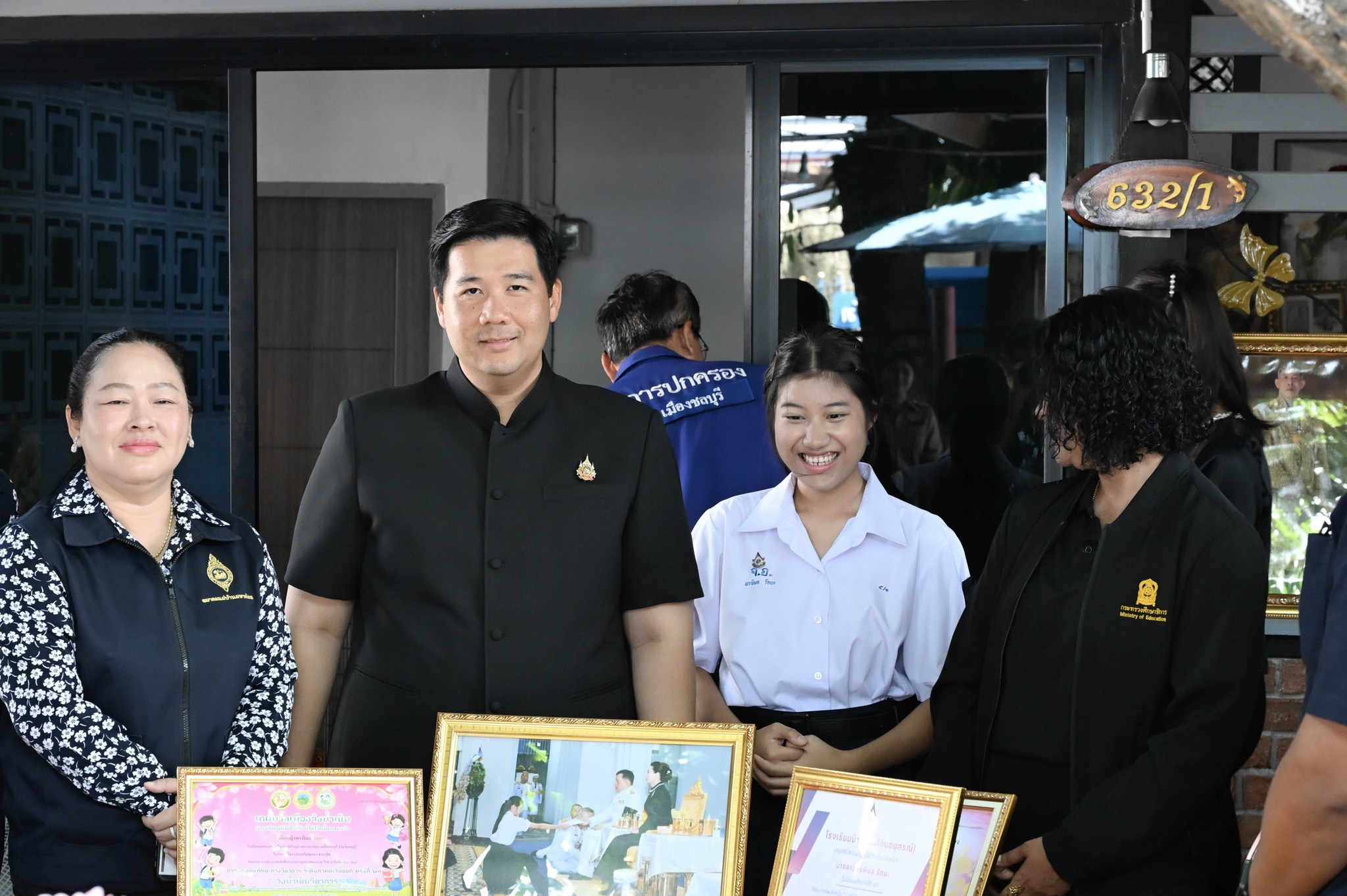 เข้ารับการตรวจเยี่ยมบ้านนักเรียนทุนพระราชทาน ม.ท.ศ. รุ่นที่ 16