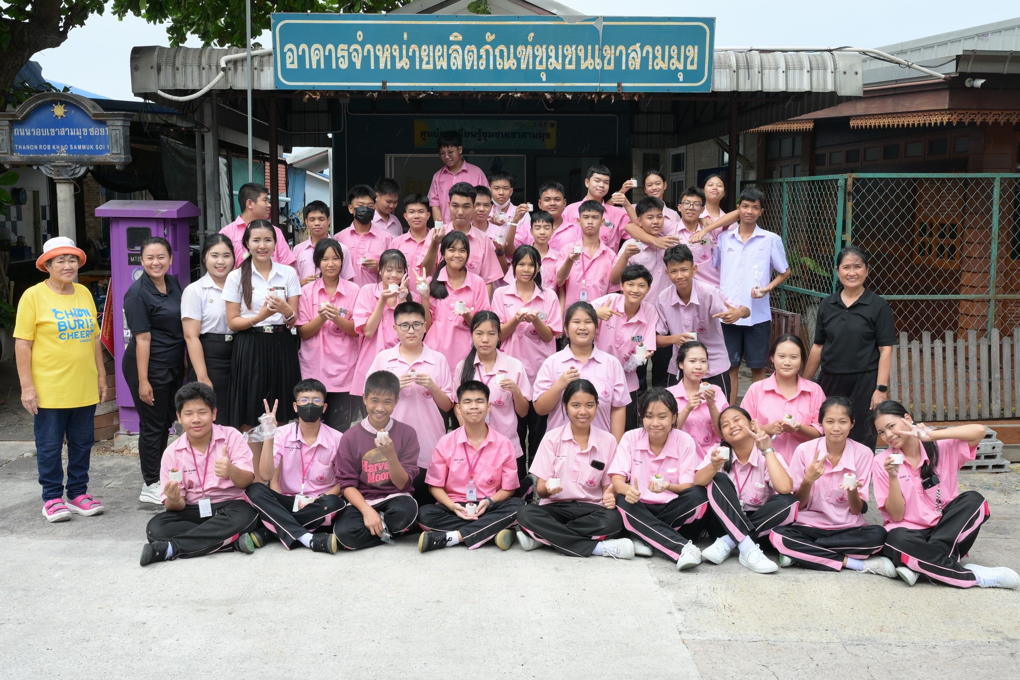 แหล่งเรียนรู้นอกห้องเรียน ณ ศูนย์การเรียนรู้ชุมชนเขาสามมุข เพื่อส่งเสริมให้นักเรียนได้เรียนรู้จากประสบการณ์จริงและเชื่อมโยงองค์ความรู้ด้านวิทยาศาสตร์กับวิถีชีวิตของชุมชน