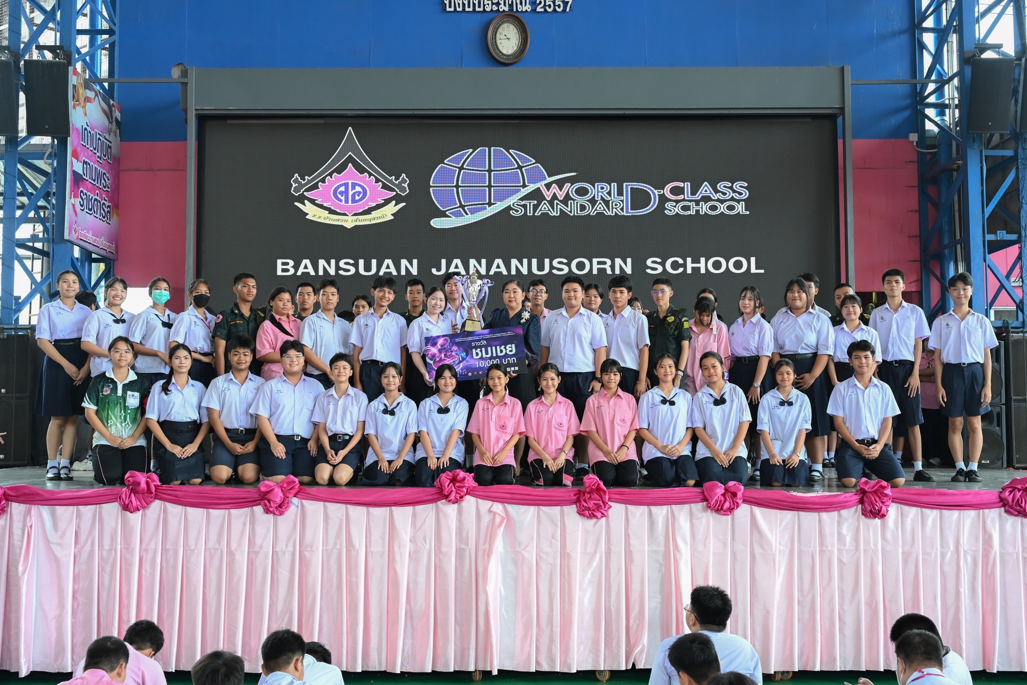 มอบรางวัลให้แก่นักเรียนที่ไปเข้าแข่งขันทักษะทางคณิตศาสตร์ การแข่งขันฟุตซอลต้านยาเสพติด ครั้งที่ 22